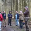 Forstdirektor Hartmut Dauner (Zweiter von rechts) und Jürgen Kircher (rechts) waren mit Verwaltungs- und Forstleuten aus Augsburgs Partnerstadt Nagahama in den Wäldern bei Laugna unterwegs. 