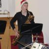 Auftakt und Finale beim Adventskonzert der Musikschule Wertingen gestalteten die Saxofonisten aus der Klasse von Musikdirektor Manfred-Andreas Lipp mit Dominik Kögl am Drum-Set, sowie von links: Luis Haupt, Viktoria Krebs, Martin Stempfle, Katja Fechtner und Manfred-Andreas Lipp. 	