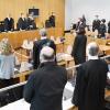 Fünf Angeklagte und zwölf Verteidiger: Ein erster Mammutprozess zur sogenannten "Pflege-Mafia" ist in Augsburg nun zu Ende gegangen.