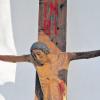 Christus am Kreuz: Der Südtiroler Siegfried Moroder hat das Kruzifix in der Kapelle oberhalb von Violau als Abschluss des Rosenkranzweges geschaffen. 
