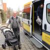 Seit gut einem Jahr ist der Flexibus rund um Mindelheim unterwegs. Fahrer Claus Müller hilft den Gästen beim Ein- und Aussteigen. 	