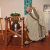 Pater Stefan Kling O. Praem lässt die neue Glocke der Kapelle St. Hedwig im Illertisser Caritas-Heim zum ersten Mal erklingen.