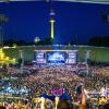 Der Samstagabend mit den Toten Hosen im Olympiastadion zur Tour "40 Jahre - Alles aus Liebe" - und mit dem Olympiaturm in den ukrainischen Farben.  