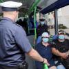 Zur Kontrolle stiegen die Polizeibeamten auch in die Busse ein. Beanstandungen gab es dort keine – auch die beiden Fahrgäste aus Burgau trugen vorschriftsmäßig einen Mund-Nasen-Schutz. 	
