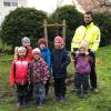 Max Zabel pflanzte auf einer kleinen Apfelbaumplantage mit Unterstützung der anwesenden Kinder zwei Apfelbäume ein, die der Landschaftspflegeverband der Gemeinde spendierte.

