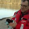 Roland Lehner und seine Kollegen von der Derchinger Wasserwacht befreiten die verhedderte Ente.