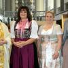 Prälat Bertram Meier, Christa Döllner, Verena Wörle und Marie Zengerle bei der Aussendungsfeier im Dom in Augsburg. 	