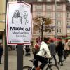 In Augsburg wird auf die Maskenpflicht hingewiesen, nachdem die Inzidenz von 50 Fällen pro 100.000 Einwohner überschritten wurde.