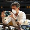 Epidemiologe Dr. Friedrich Pürner demonstriert die Profi-Ausrüstung, sogenannte FFP-Masken.