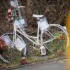 Ein weißes Fahrrad soll am Ort der Tragödie in Köln an das Opfer erinnern.
