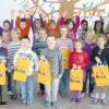 24 Kinder der Klosterlechfelder Grundschule freuten sich über Preise beim Malwettbewerb der Raiffeisen- und Volksbanken.   