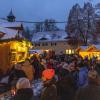 Köstlichkeiten, Kunsthandwerk und das wunderbare Hofanwesen: die Waldweihnacht auf Gut Mergenthau bei Kissing bezaubert auch in diesem Jahr mit einem ganz besonderen Charme. Zur Eröffnung am Samstag fallen Schneeflocken und die Besucherinnen und Besucher kommen in Scharen.