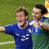 Alessandro Diamanti (l) und Gianluigi Buffon feiern den Halbfinaleinzug. Foto: Fehim Demir dpa