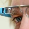 Die Computerbrille Google Glass kann künftig für Menschen mit Sehschwäche angepasst werden.