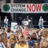 Die Indie-Rock-Gruppe Sportfreunde Stiller spielt während einer Demonstration der Klimaschutzbewegung Fridays for Future.