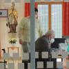 In der Cafeteria des Seniorenheims des St. Augustin in Neuburg sind die meisten Bewohner geimpft worden. Fünf Betroffene, die trotzdem infiziert worden sind, hoffen jetzt auf einen milden Krankenverlauf. 	 	