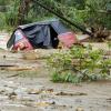 In Sri Lanka wurde ein Dorf unter einem Erdrutsch begraben. 500 Menschen flüchten derzeit vor einem Unwetter.