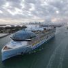 Die Icon of the Seas, das größte Kreuzfahrtschiff der Welt, verlässt den Hafen von Miami zu seiner ersten öffentlichen Kreuzfahrt, vorbei an Fisher Island und Miami Beach.