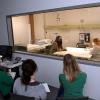 Fast wie im "Tatort": Augsburger Medizinstudierende üben mit Schauspielerpatienten in einem überwachten Raum schwierige Gespräche mit Patienten.                  