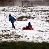 Kinder nutzten den Schnee unter anderem im Reesepark für eine Rodelpartie. 