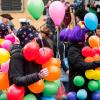 Närrinnen sind beim Faschingsumzug mit bunten Ballons verkleidet.