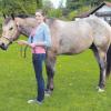 Zusammen sind sie ein tolles Team: Alexandra Riegel mit ihrem Appaloosa Wallach „Dazzelenas Cowboy“ auf der Koppel in Frauenstetten. Bei der WM zeigt die 17-Jährige ihr Können auf einem fremden Pferd. 