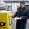 SPD-Chef Sigmar Gabriel wirft einen Briefumschlag mit seinem Stimmzettel für den SPD-Mitgliederentscheid in den Briefkasten.