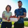 Elke Fröhlich und Khalaf Slo lieben die frisch gepflückten Erdbeeren. Knapp 6 Kilo haben die beiden in gut einer halben Stunde selbst vom Feld geerntet.