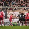 Oladapo Afolayan (4.v.r) brachte St. Pauli gegen Regensburg auf die Siegerstraße.