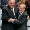 Bundeskanzler Helmut Kohl und der Ministerpräsident der DDR, Lothar de Maiziere, in freundschaftlicher Umarmung auf dem ersten gesamtdeutschen Parteitag der CDU in Hamburg.