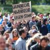 «Grundrechte sind Abwehrrechte gegen den Staat» steht auf dem Schild eines Teilnehmers einer Protestkundgebung der Initiative «Querdenken» auf dem Cannstatter Wasen in Stuttgart. 