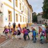 Alle Klassen der Franziskusschule zogen am Montag mit Fähnchen und Liedern ins Seminar. Das frühere Kloster ist die neue Heimat der katholischen Grundschule. 