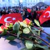 Hunderte Menschen nahmen am Mittwoch an der Gedenkstunde für die Erdbebenopfer in der Türkei und in Syrien teil. Sie fand auf dem Augsburger Rathausplatz statt.                   