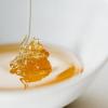 Honig lässt sich vielfältig einsetzen: Zum Süßen im Tee, Müsli oder Obstsalat.