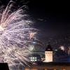 Feuerwerk entzündet sich über der Stuttgarter Innenstadt.