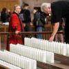 150 Kerzen - 149 für die Opfer und eine für den Piloten - stehen auf einer Treppe vor dem Altar im Dom in Köln.