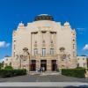 Menschen stehen vor dem Großen Haus des Staatstheaters Cottbus.