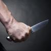 Die Polizei fahndet in Lauingen nach einem Mann, der mit einem Messer einen 22-Jährigen angegriffen hat. (Symbolbild)