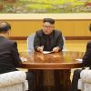 Nordkoreas Diktator Kim Jong Un berät sich auf diesem Bild angeblich am Sonntag mit Funktionären der herrschenden kommunistischen Partei. Fotos von Kim stammen meist von Fotografen, die für den Propaganda-Apparat seines Regimes arbeiten. Das ist auch hier der Fall.  	