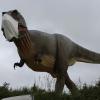 Sicher ist sicher: Mit Mundschutz begrüßt der Dinosaurier am Dinopark in Denkendorf die Besucher. 	
