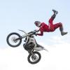 Ein Motorradfahrer ist schwer gestürzt, als er auf dem Parkplatz des Ingolstadt Village einen Stunt zeigen wollte.