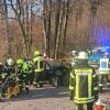 Unfall bei Winterrieden: Ein Autofahrer ist gegen einen Baum gefahren.