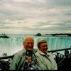 Valentin Mayer und seine Frau Anna bei ihrer Reise durch Amerika. Hier stehen sie an den Niagarafällen, von denen sich ein Teil in Kanada und ein Teil in den USA befindet. 