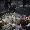Menschen stellen Blumen, Botschaften und Kerzen vor der Kirche Notre-Dame in Nizza, wo die grausame Tat geschah.