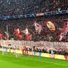 Münchens Fans haben ein Banner mit Kritik an der Vereinsführung ausgepackt.