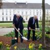 König Charles III. (rechts) und Bundespräsident Frank-Walter Steinmeier pflanzen im Garten von Schloss Bellevue eine Manna-Esche.