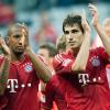 Die Münchner Javier Martinez (r) und Jerome Boateng applaudieren nach Spielende. Der FC Bayern deklassiert den VfB Stuttgart mit 6:1.