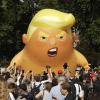 Satirischer Protest gegen Donald Trump: Aktivisten lassen einen etwa sechs Meter hohen Ballon in Form eines Trump-Babys in Windeln über dem Parliament Square in London aufsteigen.