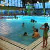 Treffpunkt für Badegäste und Schwimmfreunde: Die Krumbacher Schwimmhalle beim Schulzentrum in der Talstraße.