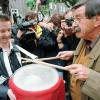 Blechtrommler: Günter Grass spielt vor seinem Elternhaus in Danzig bei einer Parade.